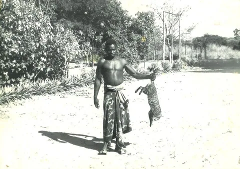 MALGACHE_AVEC_LE_CHAT_001