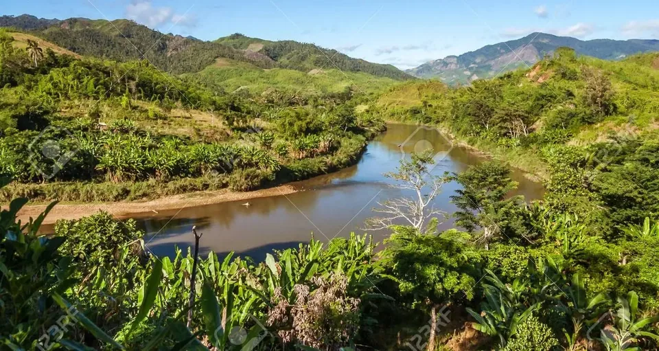 88497229-la-rivière-lokoho-près-d-andapa-à-l-est-de-madagascar