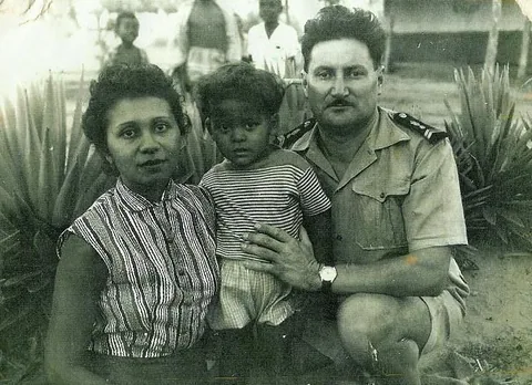 Papa_enfant_avec_ses_parents